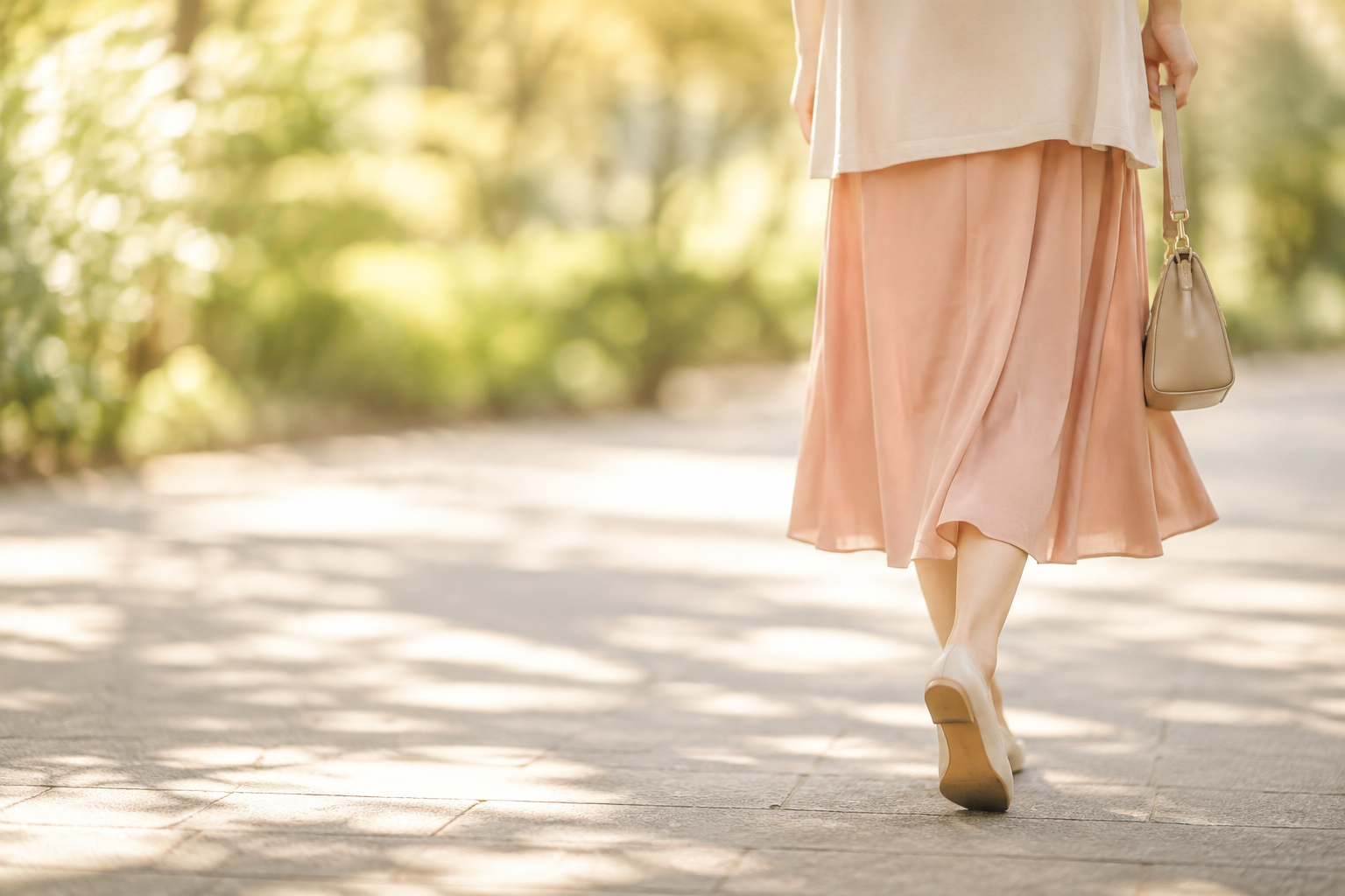 木漏れ日の中を歩く女性